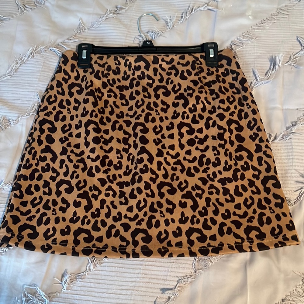 Cute, animal print, high-waisted, mini skirt!